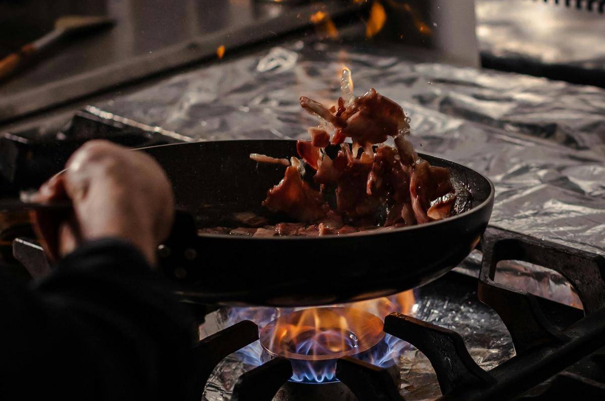 ilustrasi masak daging (pexels.com/Radu Daniel MRD)
